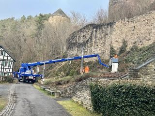 Bauhof der Verbandsgemeinde im Einsatz mit einem Steiger