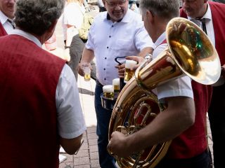 In der kurzen Pause wurden die Musiker mit erfrischenden Getränken versorgt, um gestärkt auf dem Weg über den Markt bei schönem Wetter zu bleiben.